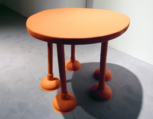 Table en caoutchouc par Thomas Shnur
