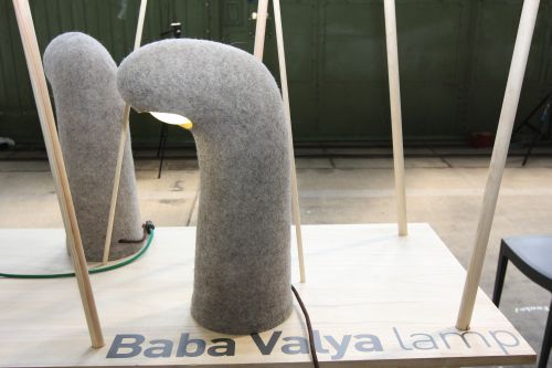 Baba Valja, lampe triste pas le studio Funkel