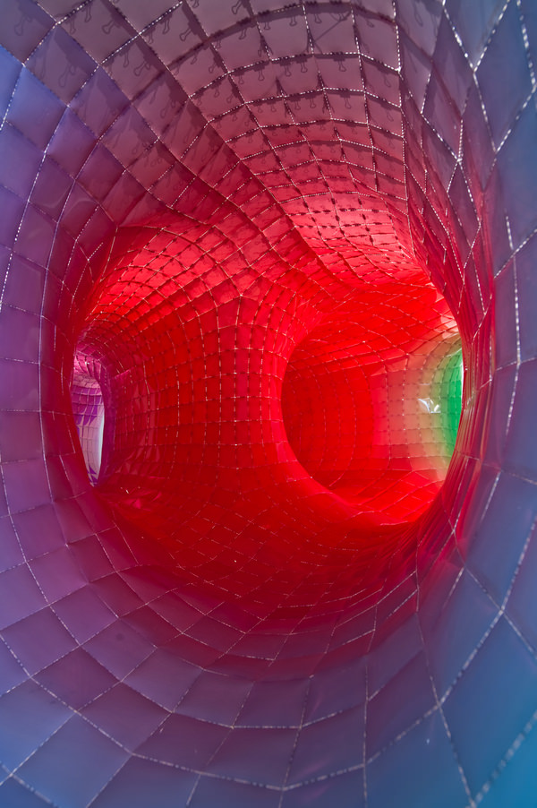 Installation futuriste CHROMAtex par SoftLab