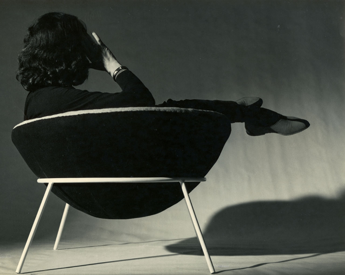 Lina Bo Bardi assise dans la Ball Chair, photographie de Francisco Albuquerque