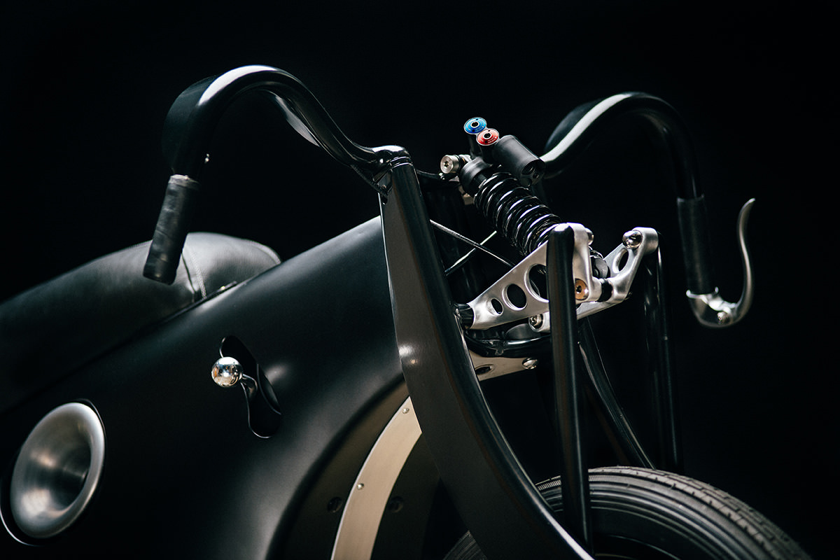 BMW Landspeeder moto retro-futuriste