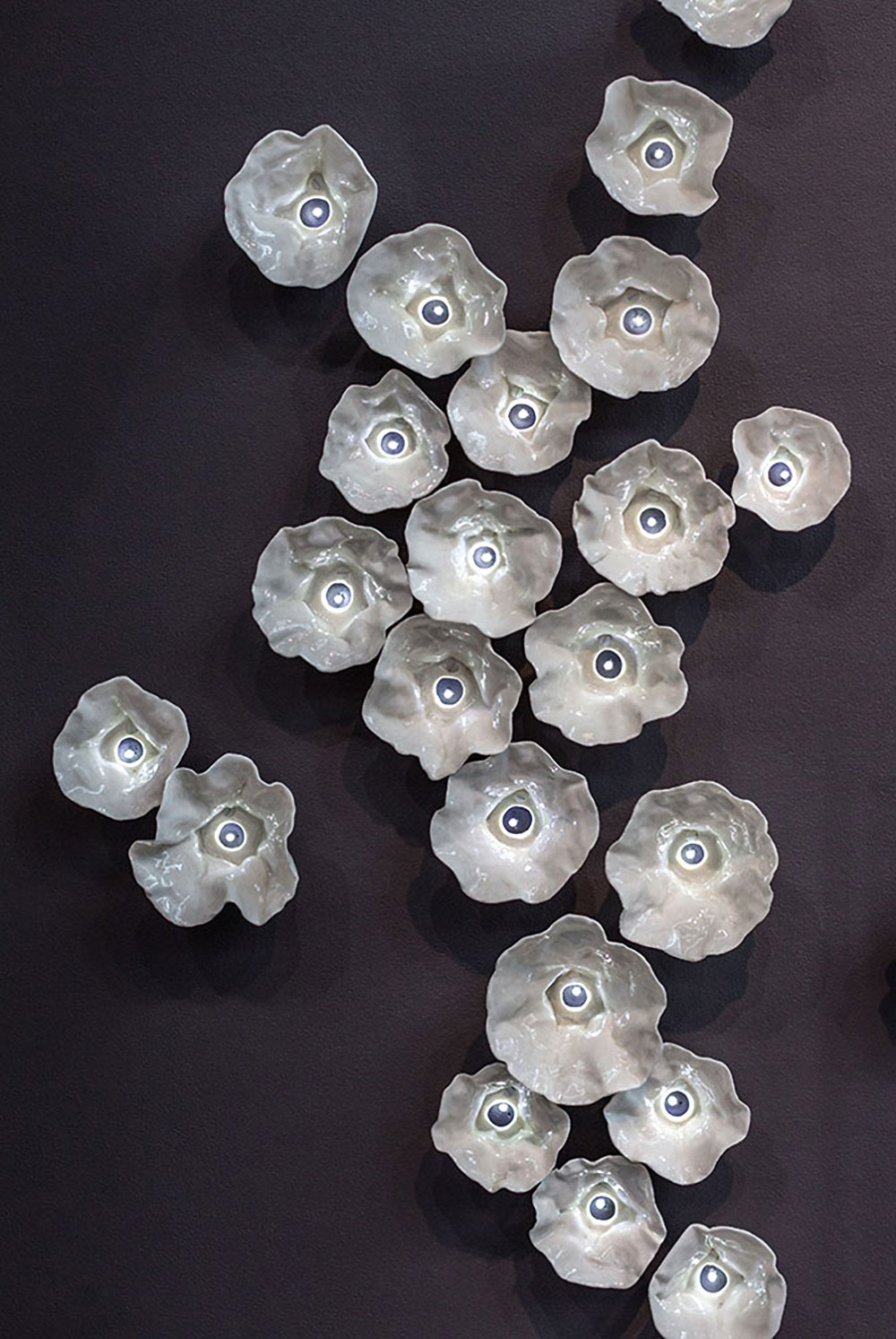 Appliques "Hoya" en porcelaine par Isabelle Poupinel (installations lumineuses par Le Semeur D’Étoiles)