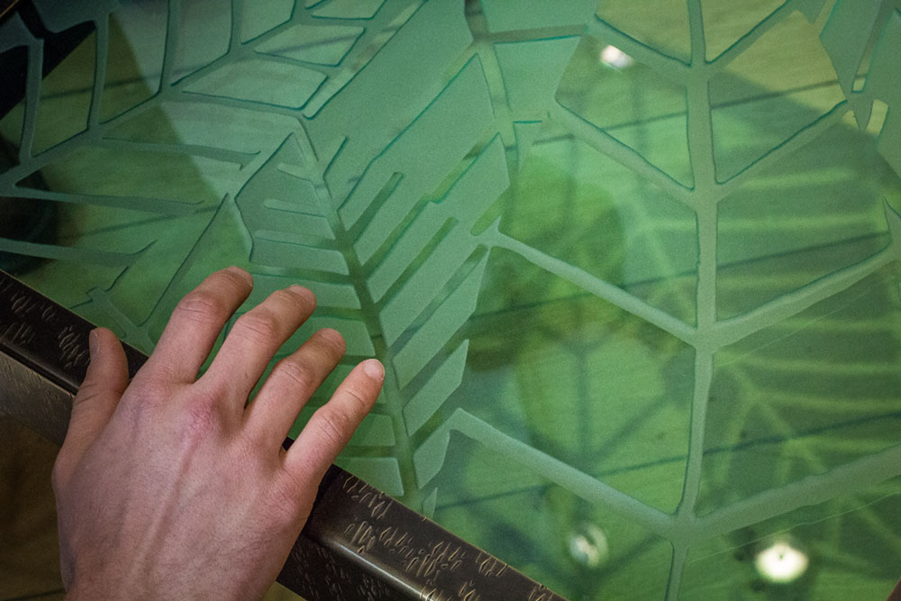 Bout de canapé Lodge (détails), structure en laiton texturé et patiné. Plateaux en verre gravé. Prises de main en fleur de liège massif.