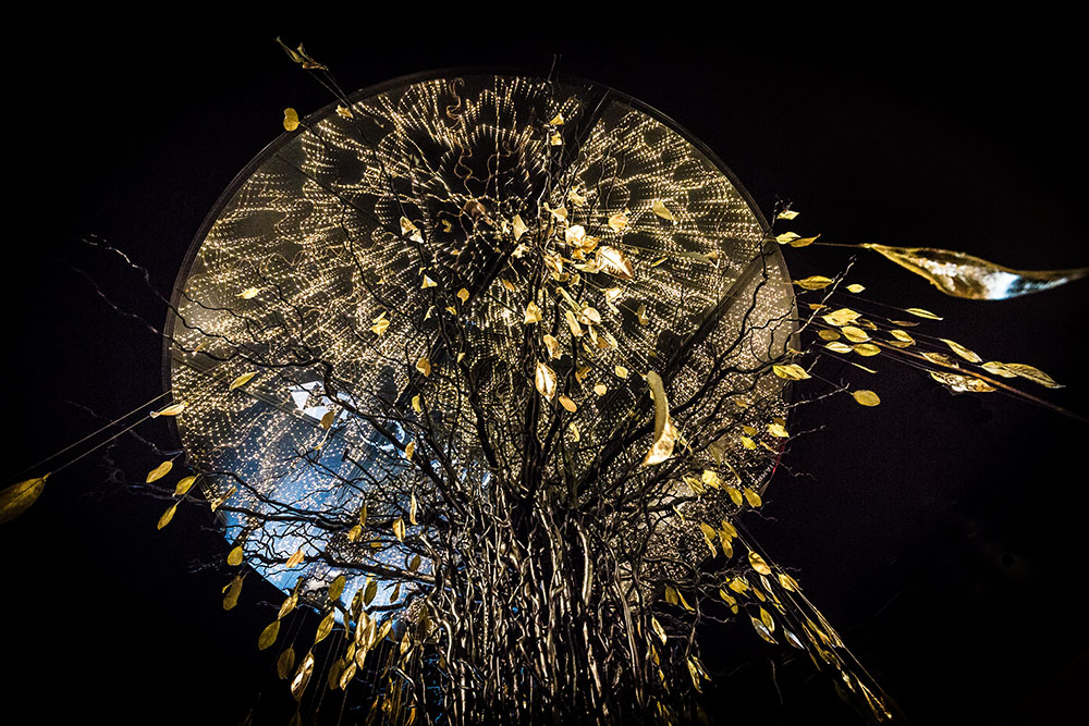 Arbre en feuilles dorées situé à l'entrée du PAD Paris 2016 © Seen By Kloé pour Blog Esprit Design