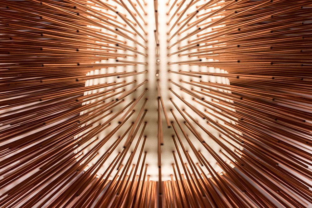 "Porcupine pendant light" par Ilkka Suppanen, cuivre et résine imprimée en 3D (détails) - Galerie Maria Wettergren © Seen By Kloé pour Blog Esprit Design