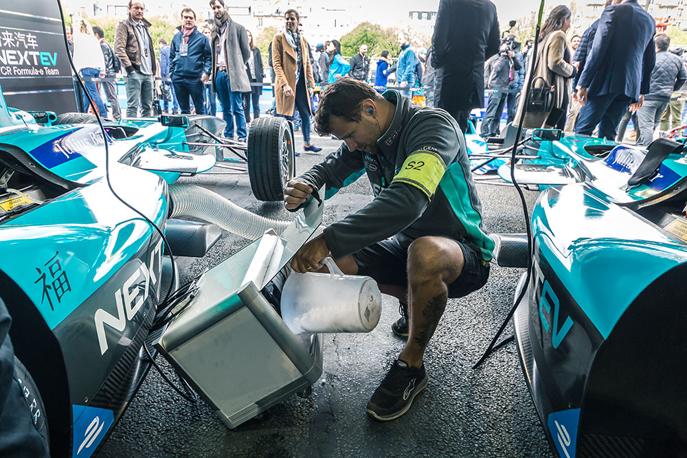 Préparation de la voiture de Nelson Piquet Jr