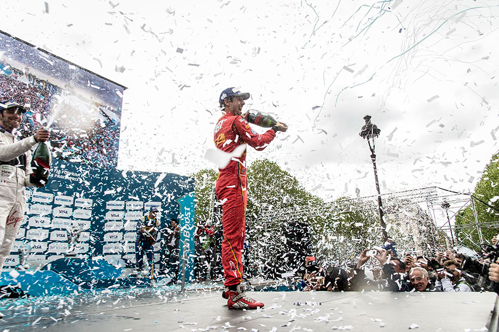 Le pilote Lucas Di Grassi célébrant sa victoire au Grand Prix Formule E de Paris © Mumm