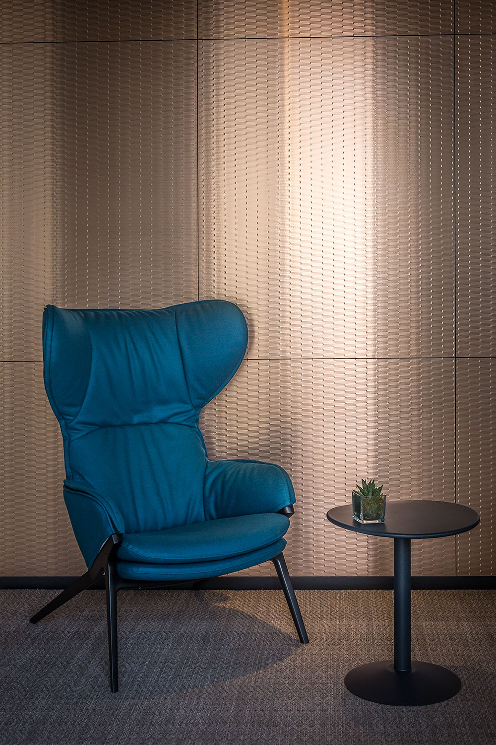 Wallpaper Collection pour Oberflex par Patrick Norguet, fauteuil P22 chez Cassina
