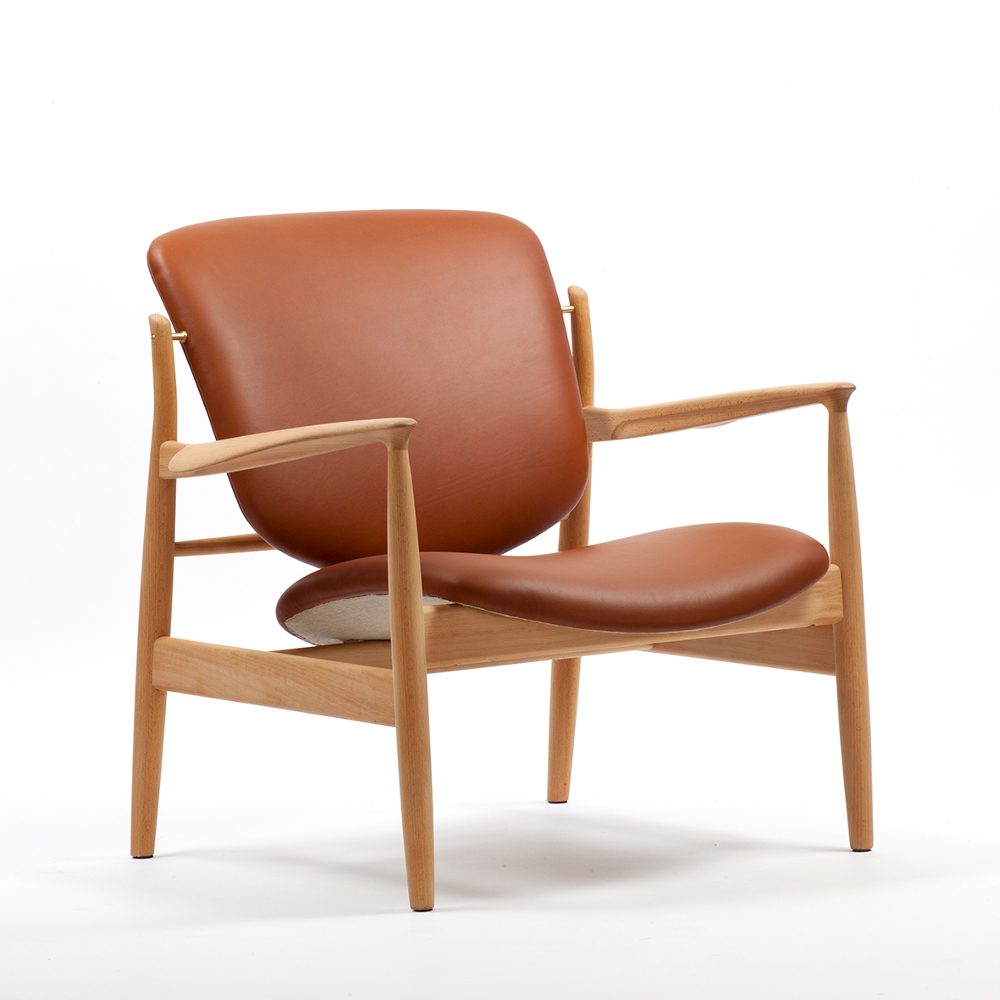 Le fauteuil FJ 136 est initialement créé par Finn Juhl en 1956