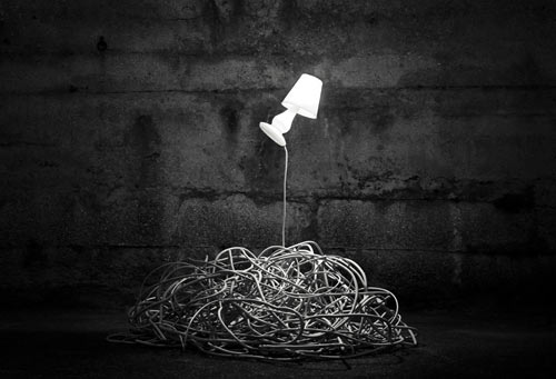 Lampe en lévitation (et oui encore) par Constantin Wortmann