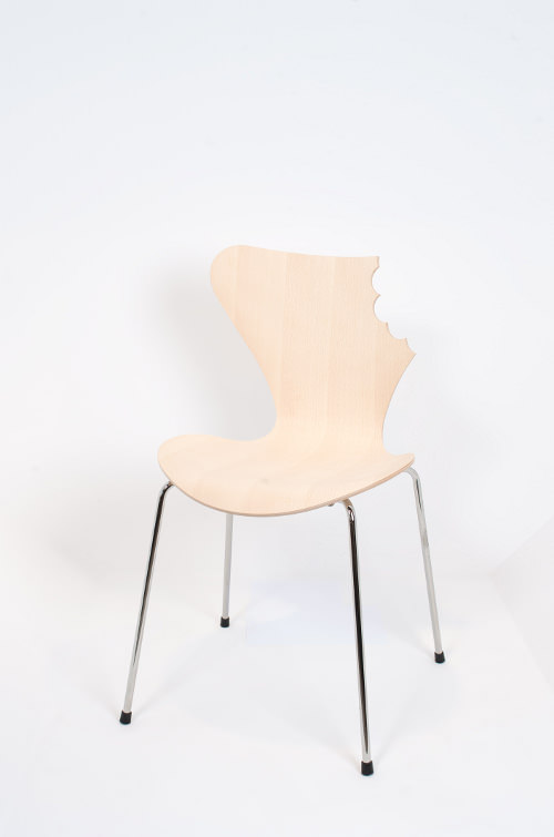 30 chaises d'Arne Jacobsen revisitées
