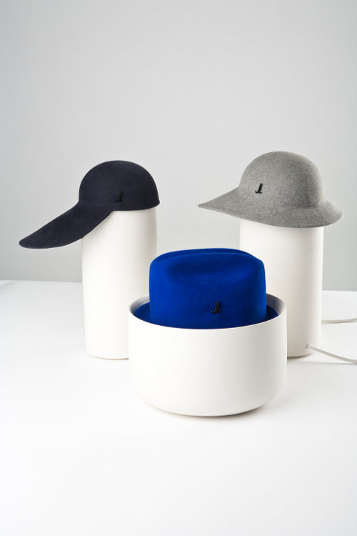 Under the hat, luminaire et chapeau par Tomas Kral