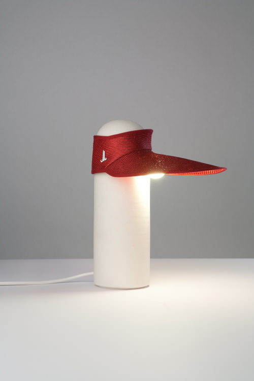 Under the hat, luminaire et chapeau par Tomas Kral