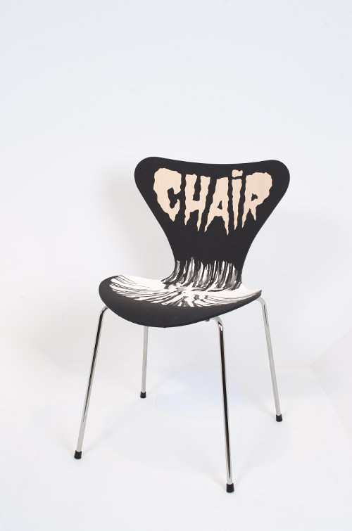 30 chaises d’Arne Jacobsen revisitées