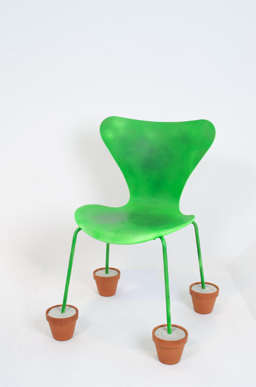 30 chaises d'Arne Jacobsen revisitées
