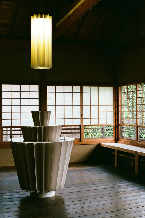 Kamijiya paper table par Hiromitsu Konishi