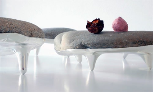 Boulder Plate pierres sur pieds par Andreu Carulla Studio