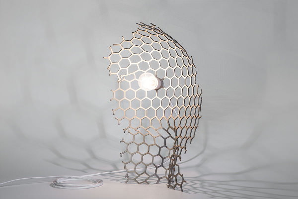 Veiled Lady lampe de dentelles métalliques par Damien Gernay