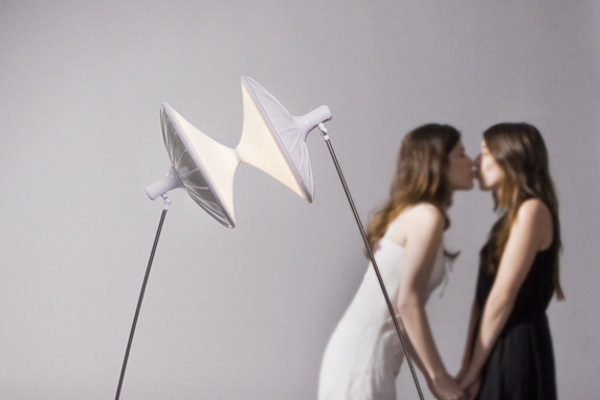 Light Kiss la lampe inspirée par un baiser par Hofit Haham