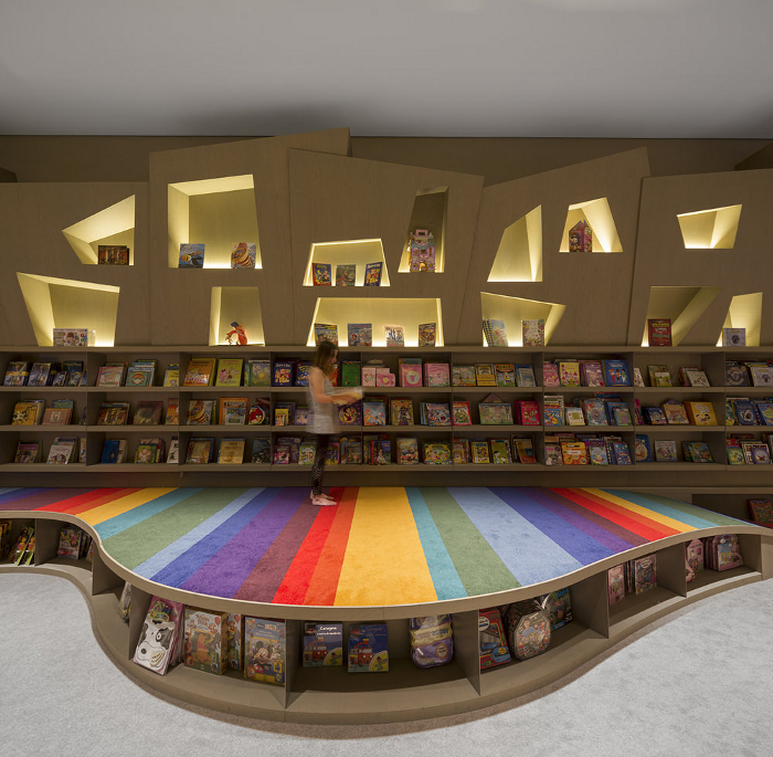 Rainbow bibliothèque par Arthur Casas Designs