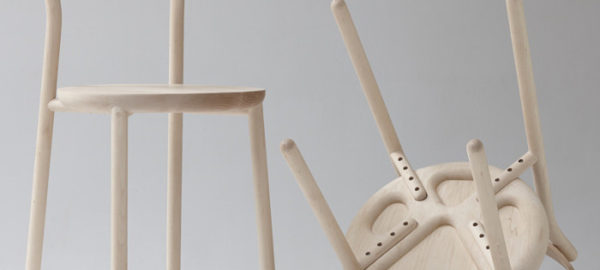 Them Chair la chaise en bois par Nicholas Karlovasitis et Sarah Gibson