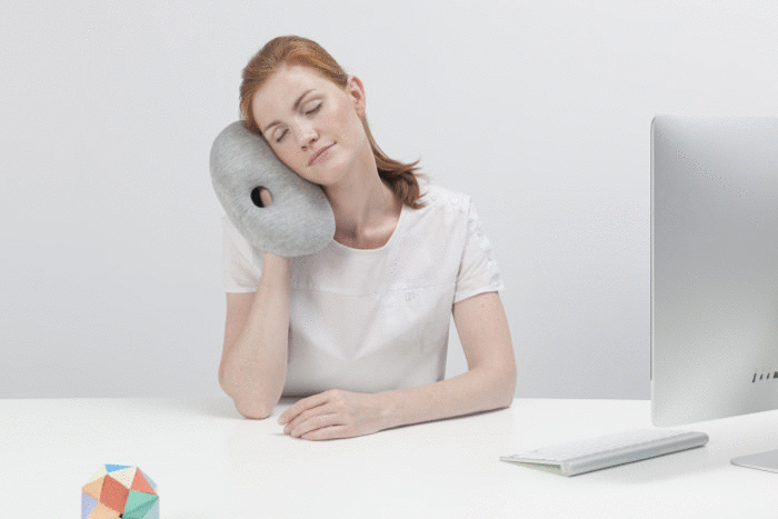 Ostrich Pillow mini les coussins de sieste par le Studio Banana Things