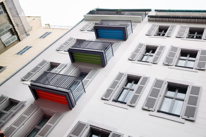 Façade intérieur et balcons colorés - Hôtels Marseille : Alex Hôtel