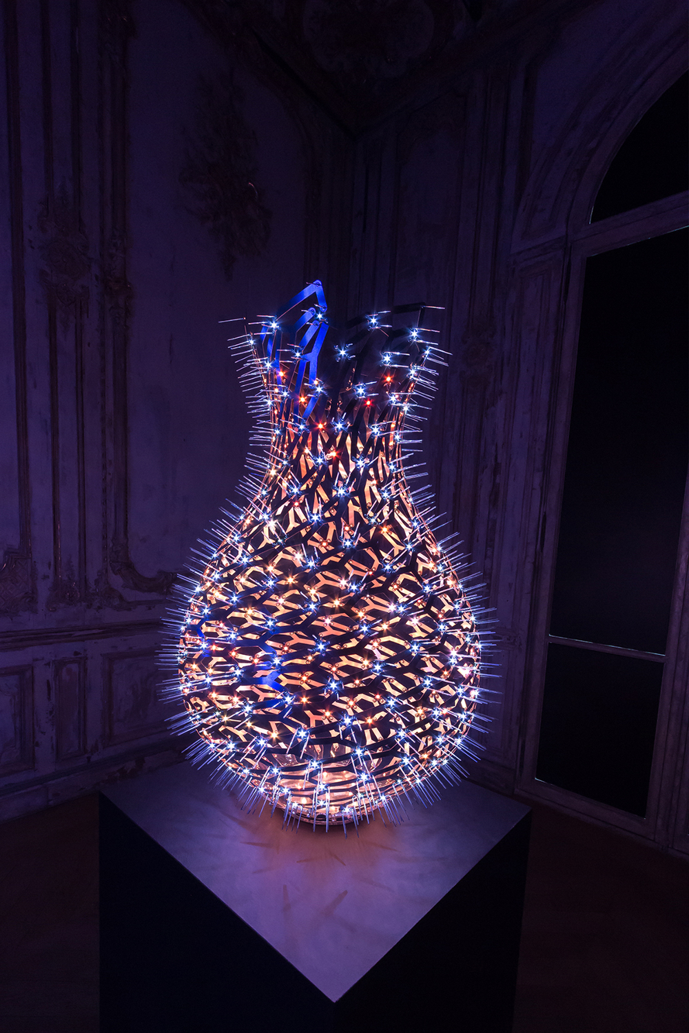 Moritz Waldemeyer / Angleterre - Vases vases interactifs incrustés de LED