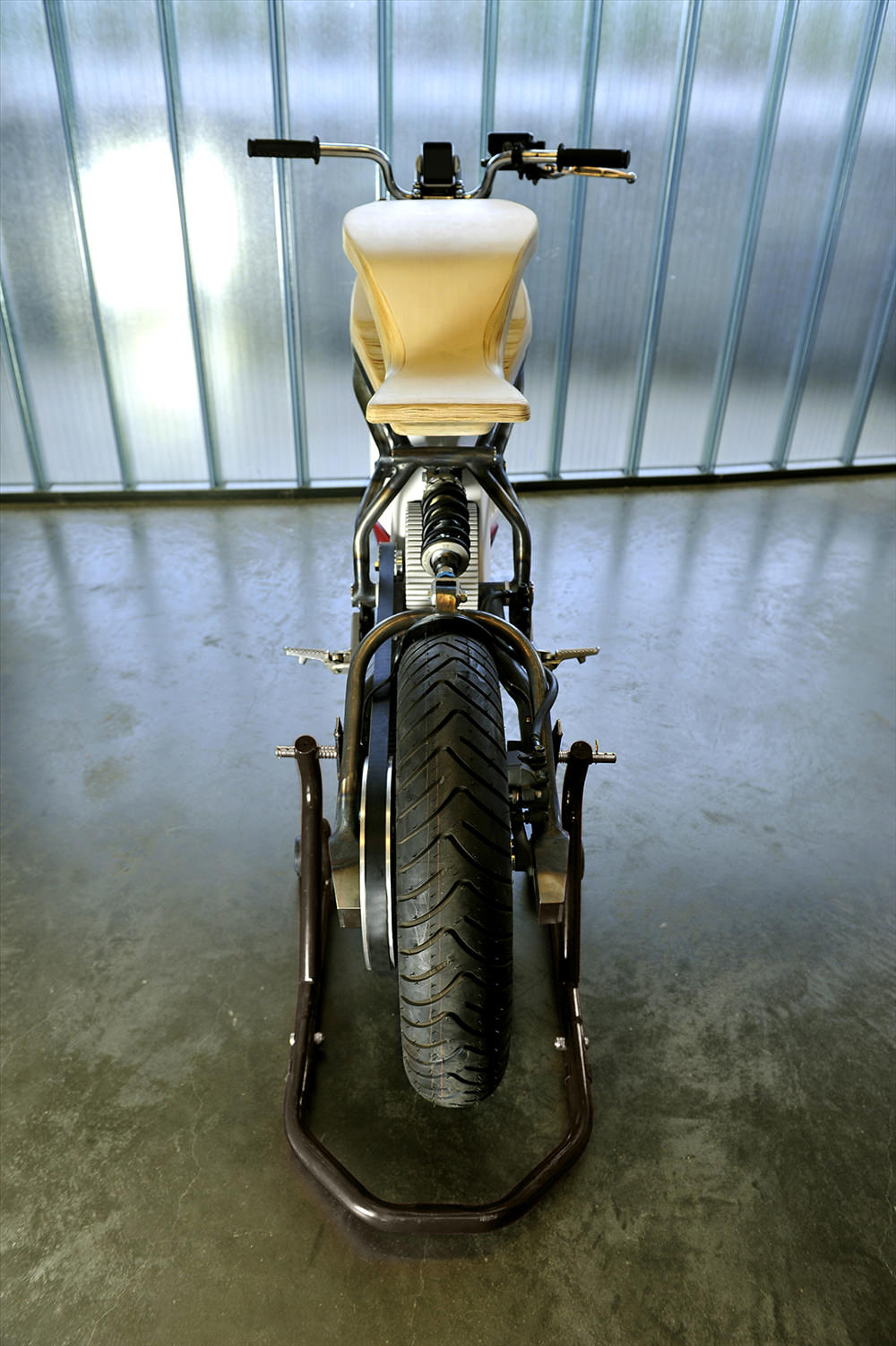 E-RAW moto électrique en bois par Martin Hulin