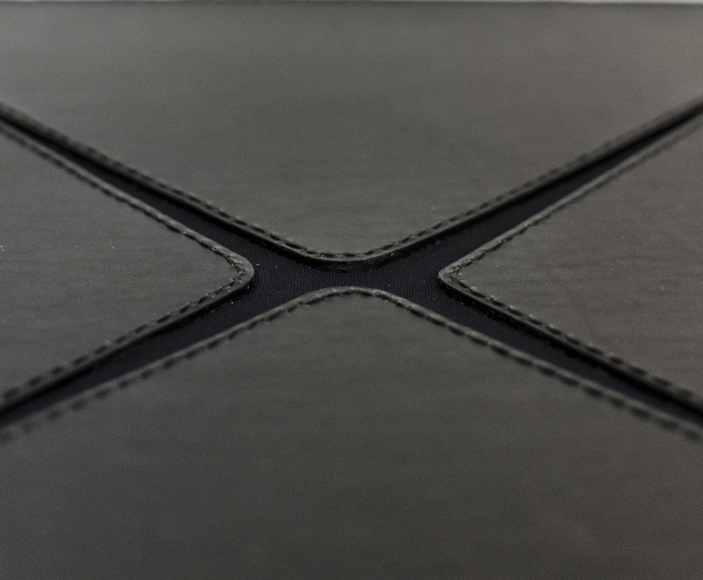 Détails - PARDI banc design cuir néoprène par Sarah Blin