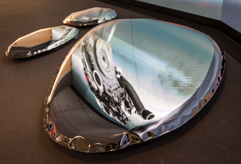 TAFLA miroir en métal soufflé par Oskar Zieta