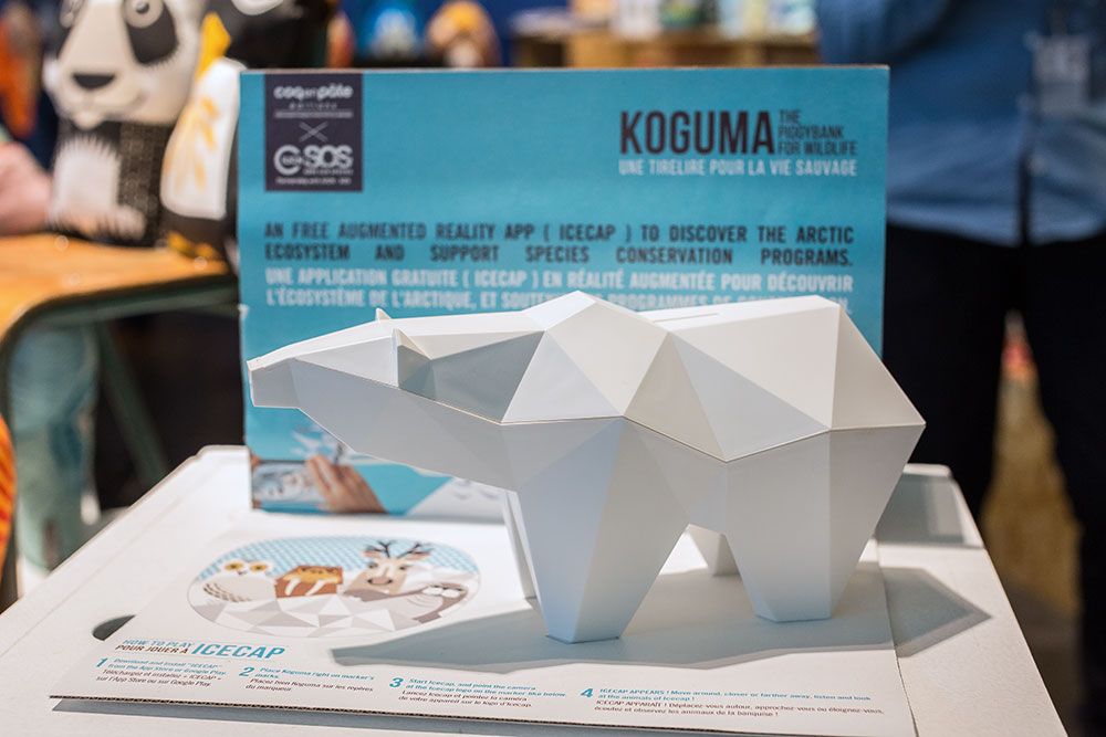 Tirelire Koguma par Coq en Pate Editions, produite à St Malo en acétate de cellulose, un matériau 100% naturel et biodégradable.