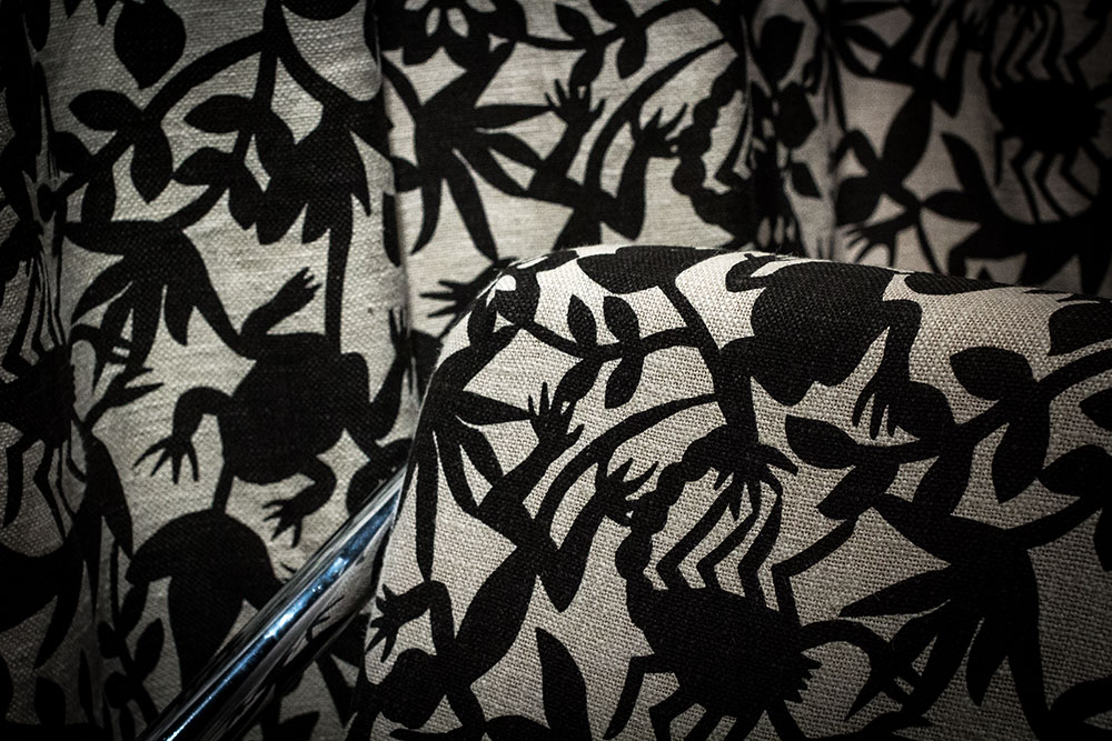 Tissu Wild Party: une forêt imaginaire constituée d'une riche végétation, habitée par des libellules, gecko, grenouilles et de scorpions, représentée par un trait graphique prononcé. Les modèles vifs unicolores rappellent les papiers découpés de l'Extrême Orient et les dernières oeuvres de l'artiste Français Henri Matisse. Le motif est imprimé à l'aide de la technique traditionnelle d'impression au pochoir sur un fond texture de coton et de jute