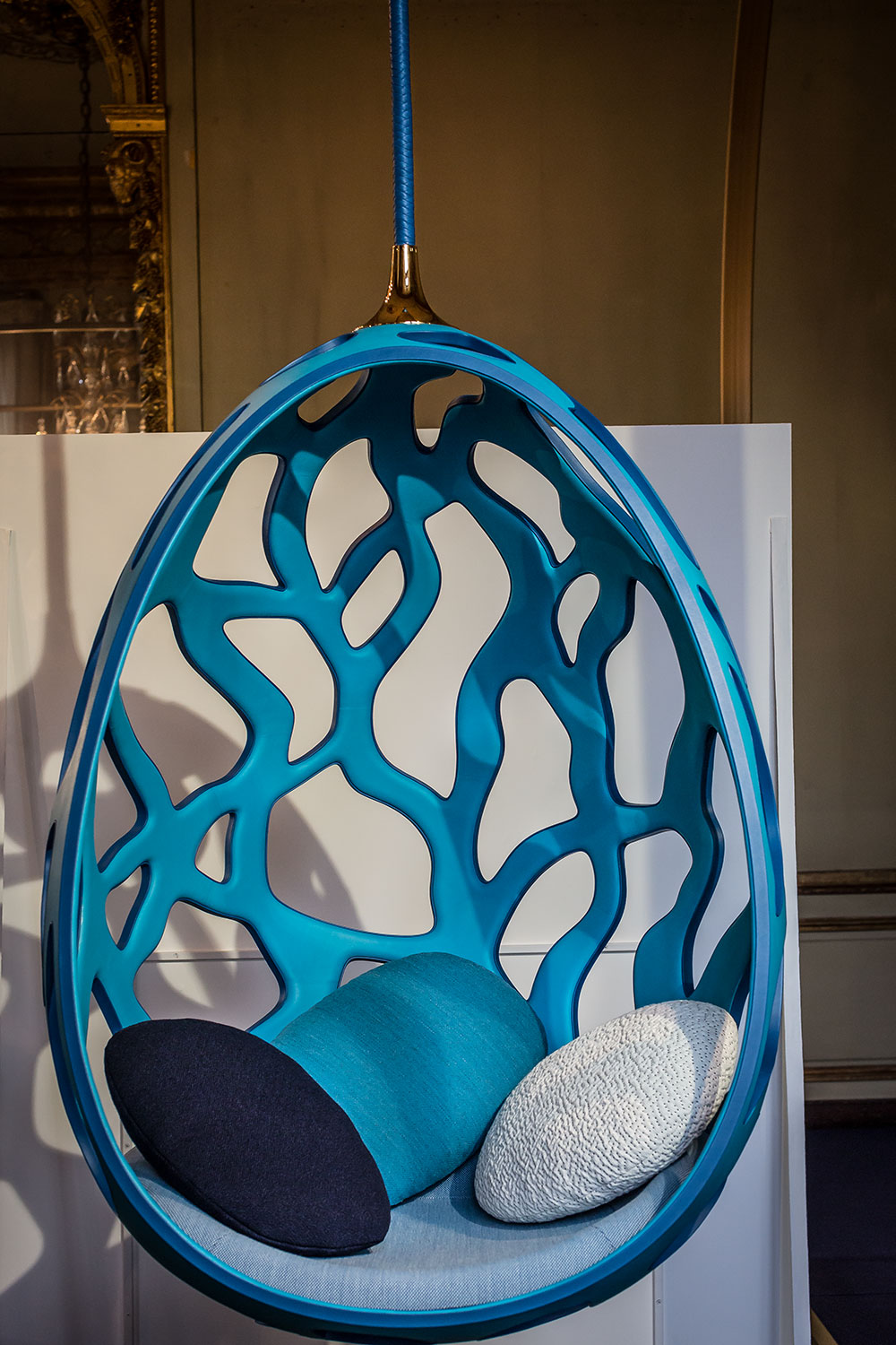 Fauteuil Cocoon, structure en fibre de verre moulée, gainée de veau matelassée par Fernando et Humberto Campana pour les Objets Nomades de Louis Vuitton