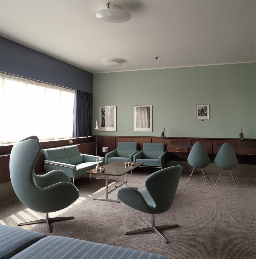 Intérieur de la fameuse chambre 606 de l’Hôtel SAS à Copenhague montant L’œuf (1958), le Cygne (1958), la Drop (1958) Chair, ainsi que la série 3300 (1956)
