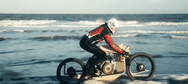 Une moto en bois qui carbure à l’algue par Peter Mooij et Mans Ritsert