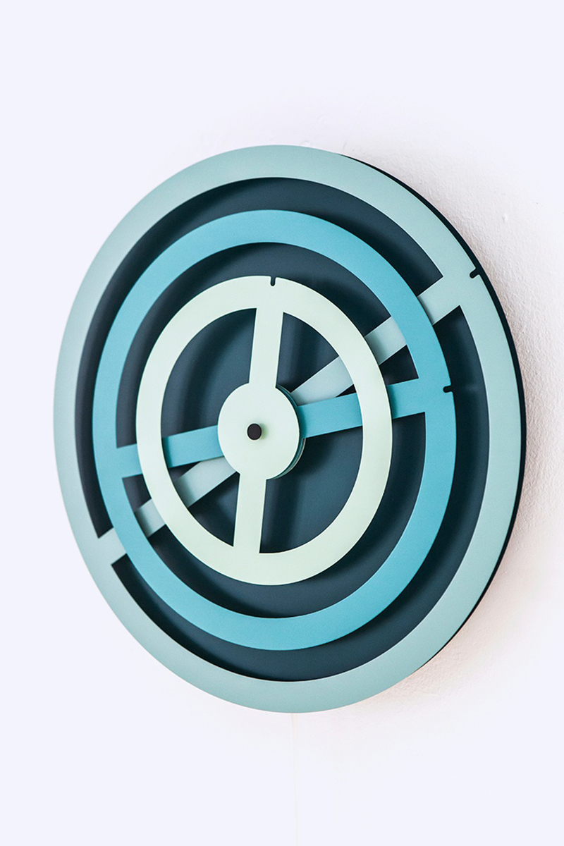 Graphic Time, la collection d'horloges abstraites du studio Raw Color