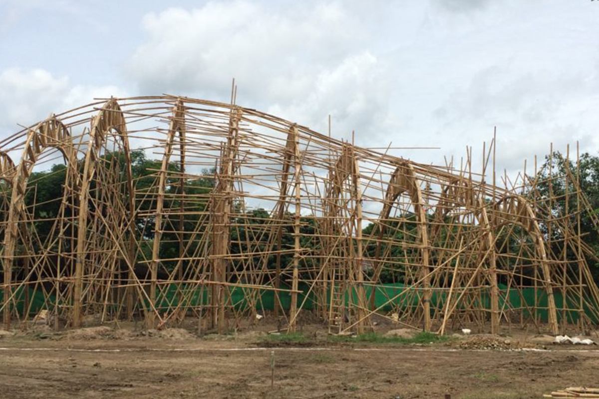 La salle de sport construite en bambou de la Panyaden School signée Chiangmai Life Construction