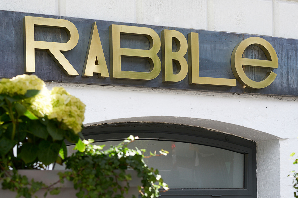 L'identité visuelle de l'auberge, restaurant et bar Rabble signée Touch Agency