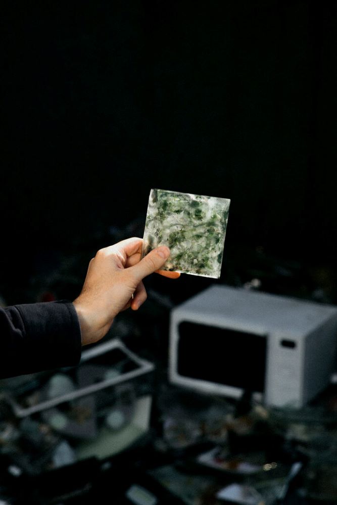 Des déchets électroniques transformés en carreaux de verre originaux