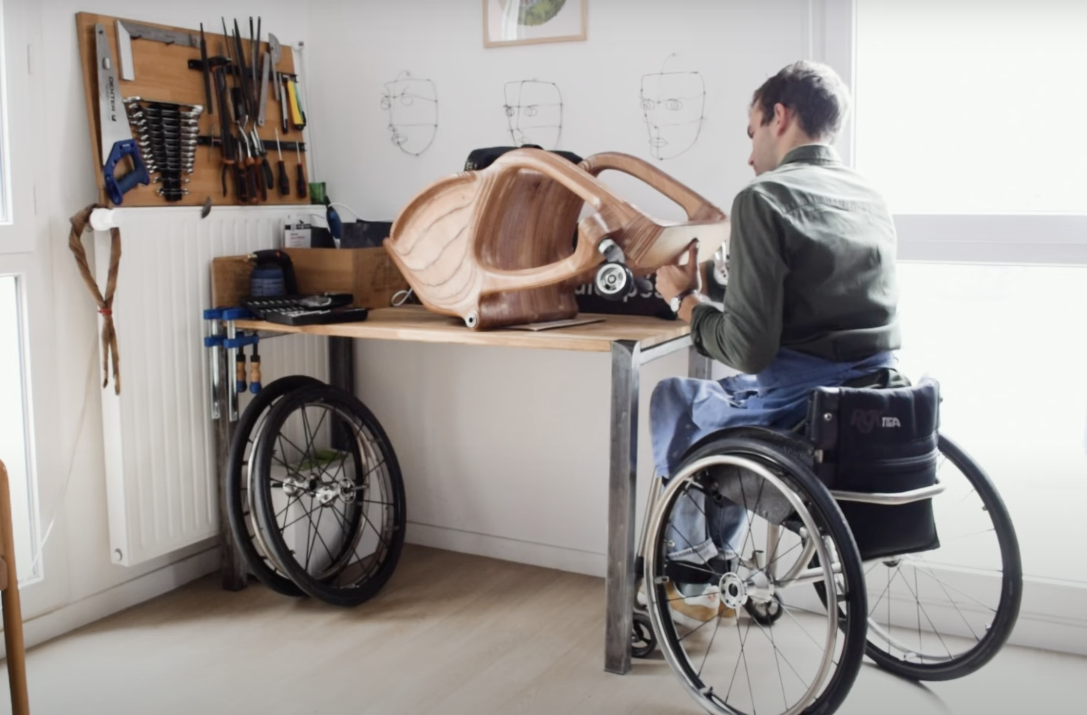 Grâce au bois, Paul de Livron réinvente le fauteuil roulant