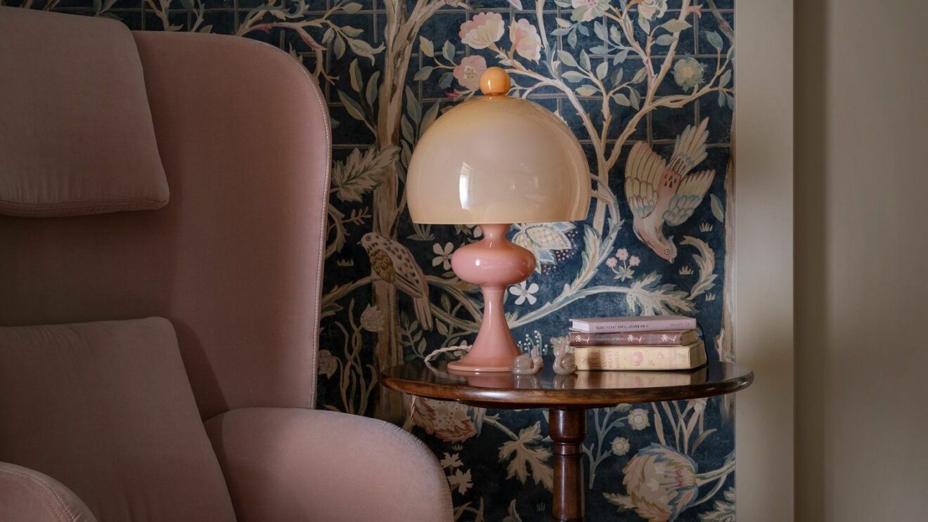 Lampe De Table Tiffany – Femme à La Tasse Avec Gemmes – Laiton – 50 Cm