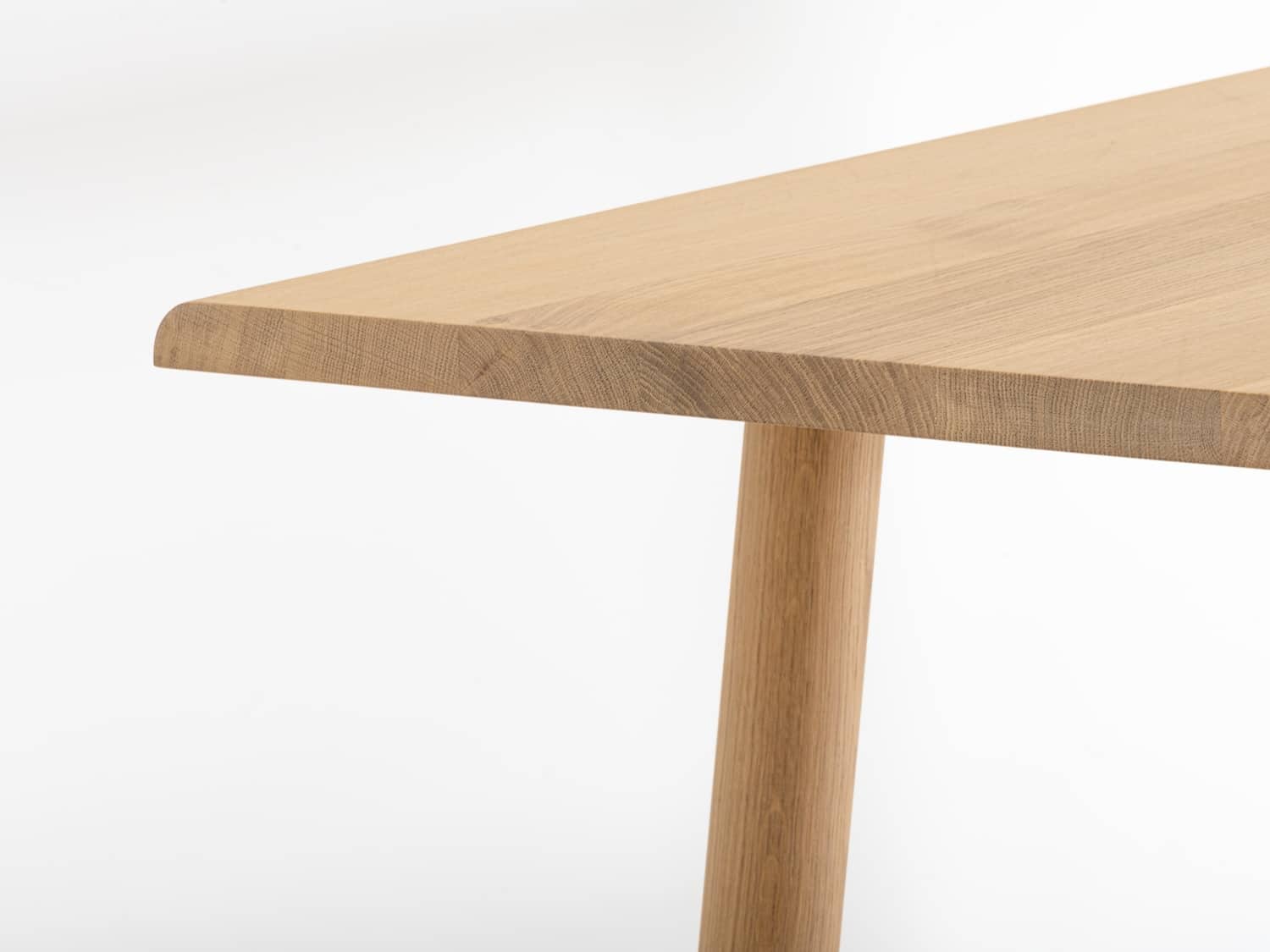 Delavelle s'associe à Pierre Dubourg pour créer la gamme de mobilier écoconçue Ostal