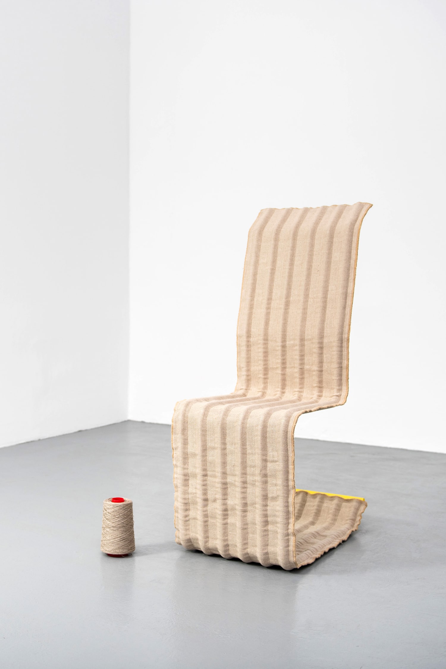 Banc LinumTube : une nouvelle approche du design circulaire, lin et acier