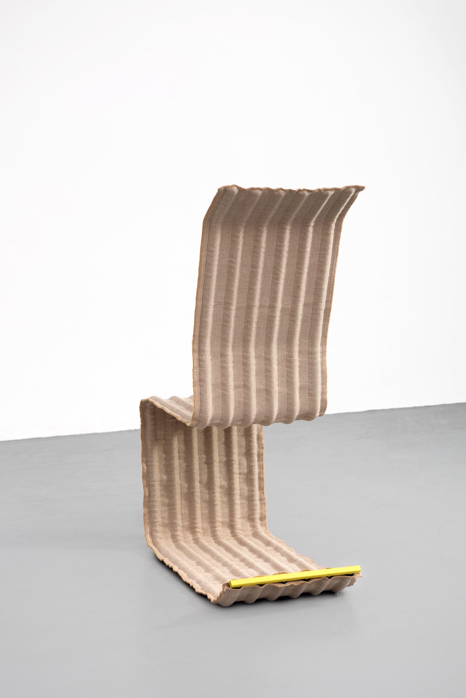 Banc LinumTube : une nouvelle approche du design circulaire, lin et acier