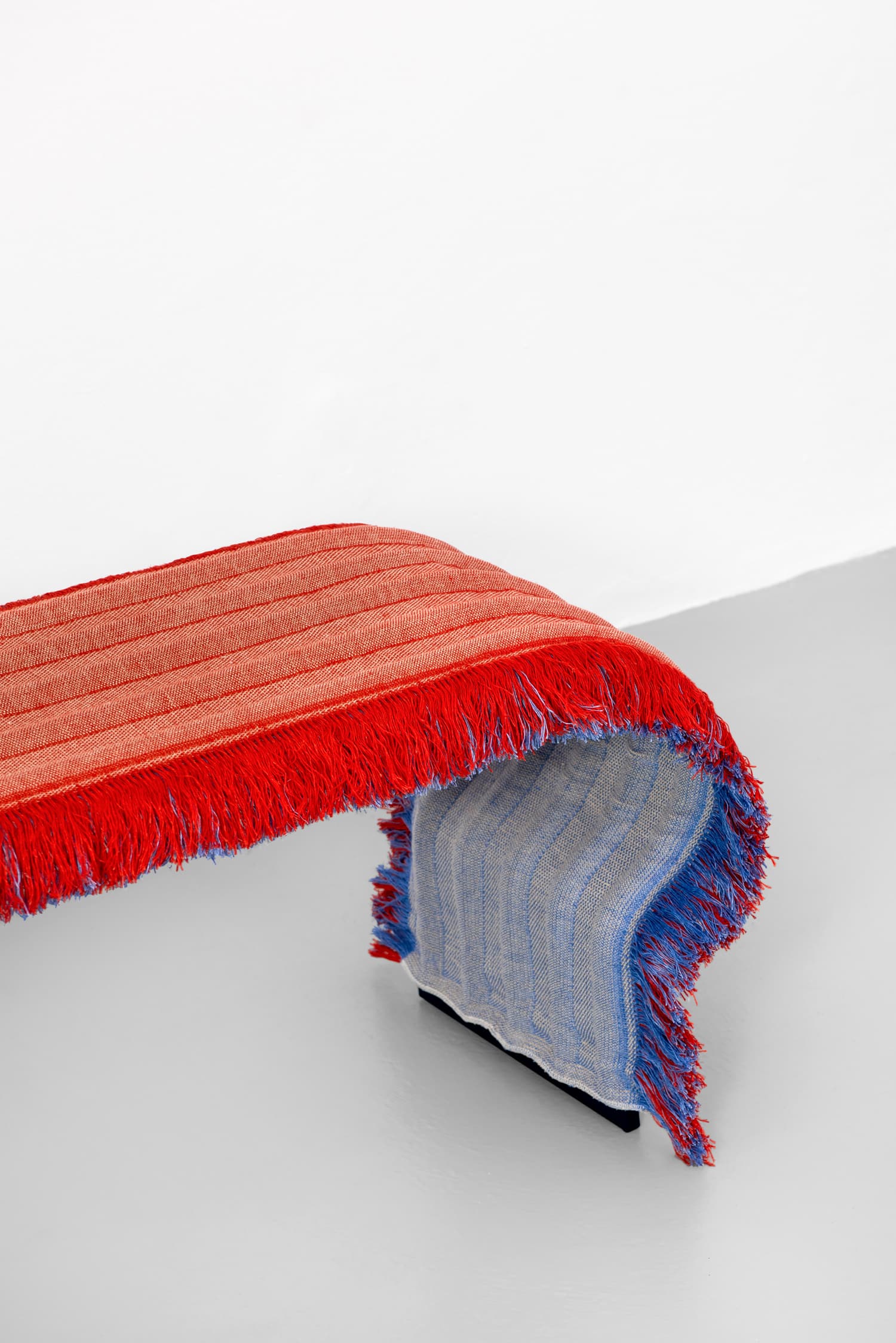 Banc LinumTube : une nouvelle approche du design circulaire, lin et acier