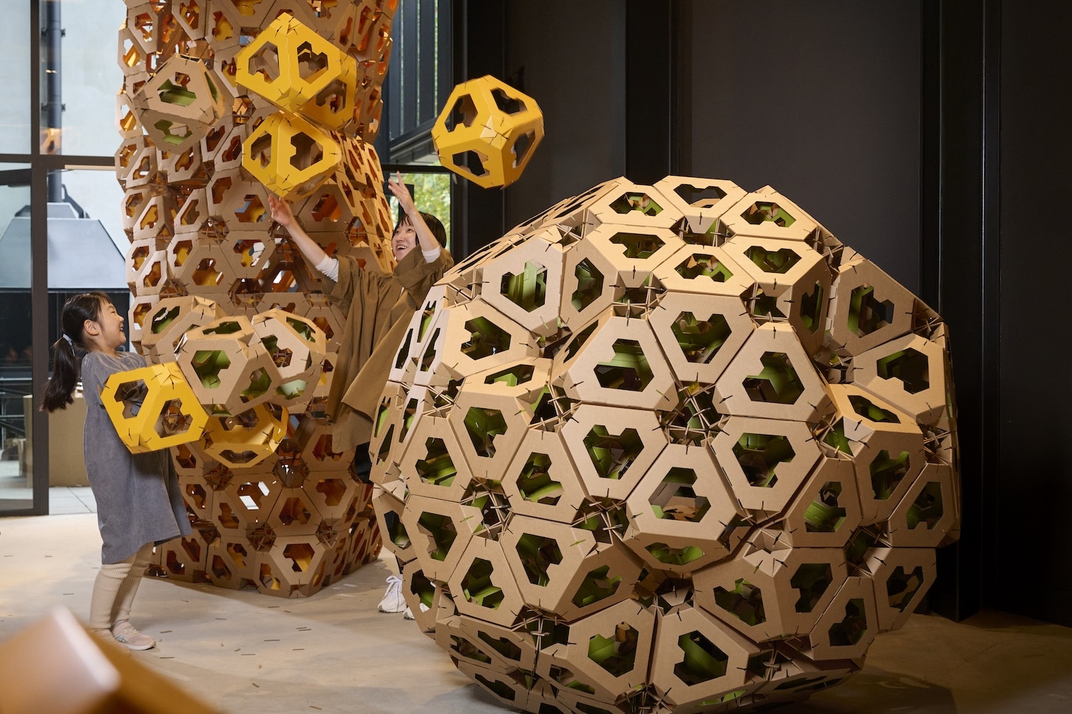 Collective Paper Aesthetics : Quand le design modulaire réinvente l’espace public