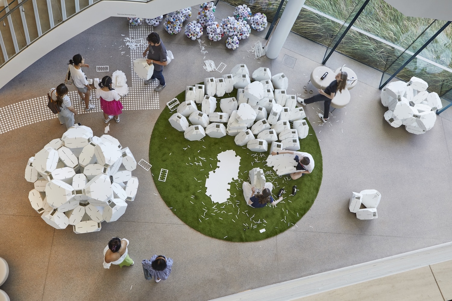 Collective Paper Aesthetics : Quand le design modulaire réinvente l'espace public