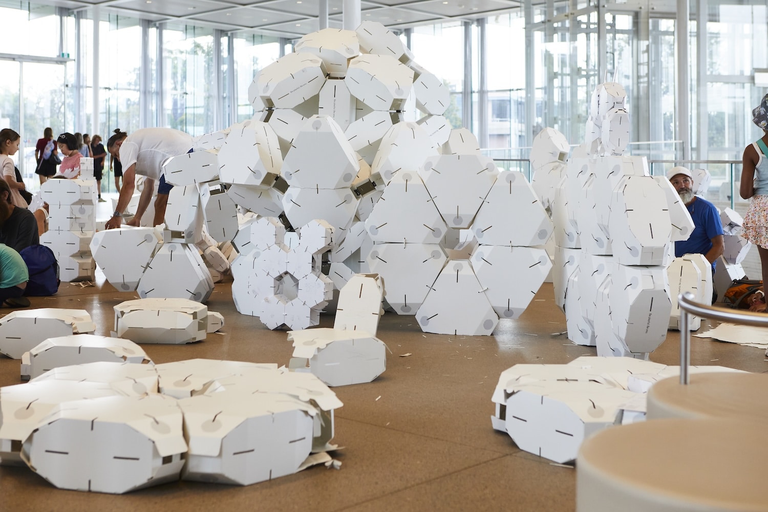 Collective Paper Aesthetics : Quand le design modulaire réinvente l'espace public