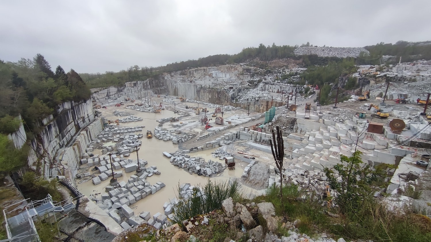 Quand le granit devient matière à créer :  Collectif Zigzag chez Gérard Sénégas